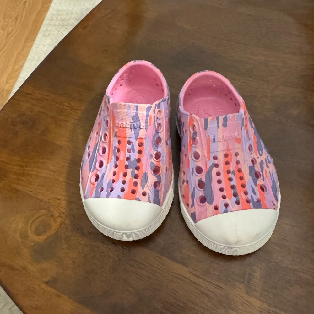 Native Kids C4 Pink and Purple Patterned Water Shoes